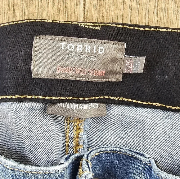 🌺 TORRID BOMBSHELL SKINNY DENIM JEANS. SIZE 22S. 🌺 - Picture 2 of 9